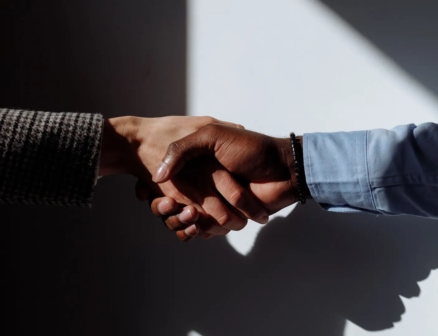 Dwie ręce uściskujące się na znak partnerstwa.